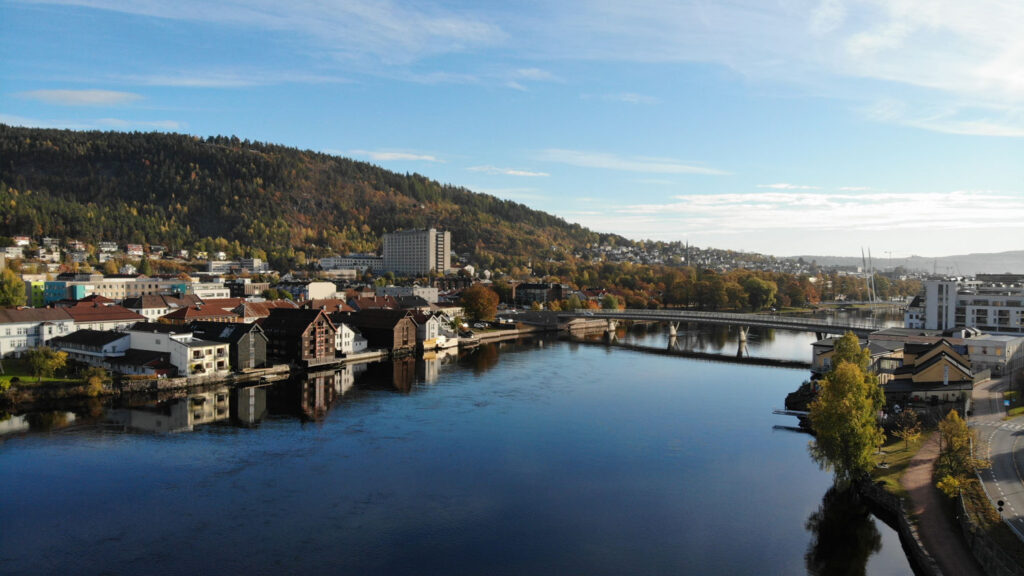 Dronefoto over Drammenselva mot ypsilon og Drammen sentrum